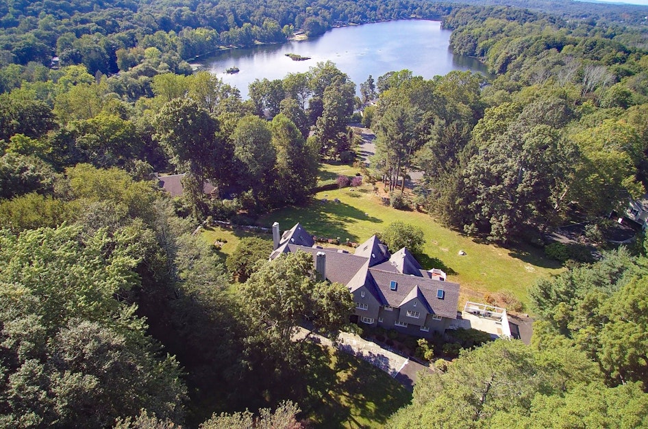 7 Christopher Road, Ridgefield, CT 06877, Presented by Laura Ancona